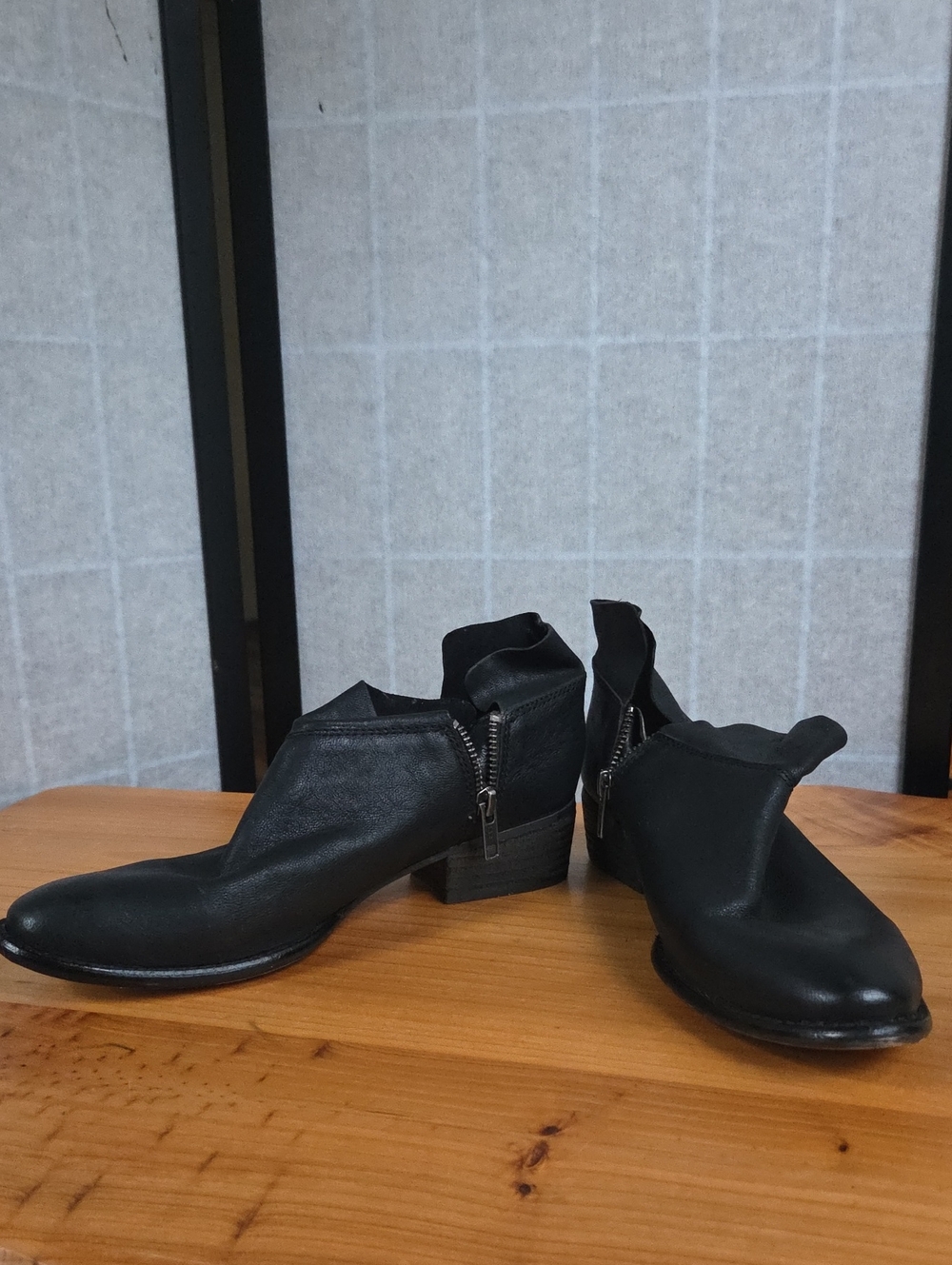 Seychelles Black Leather Side-Zip Ankle Boots / Booties – Size 7